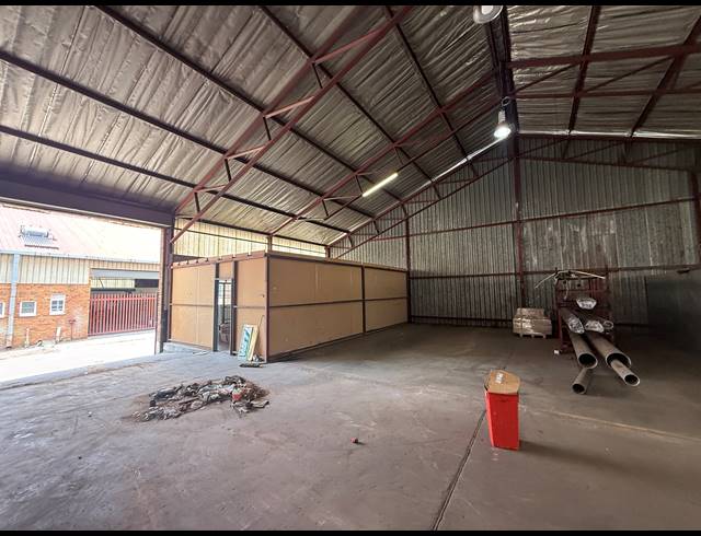 1,265M² WAREHOUSE TO LET IN JET PARK